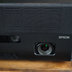 Detalle de la parte frontal del proyector Epson EF-12